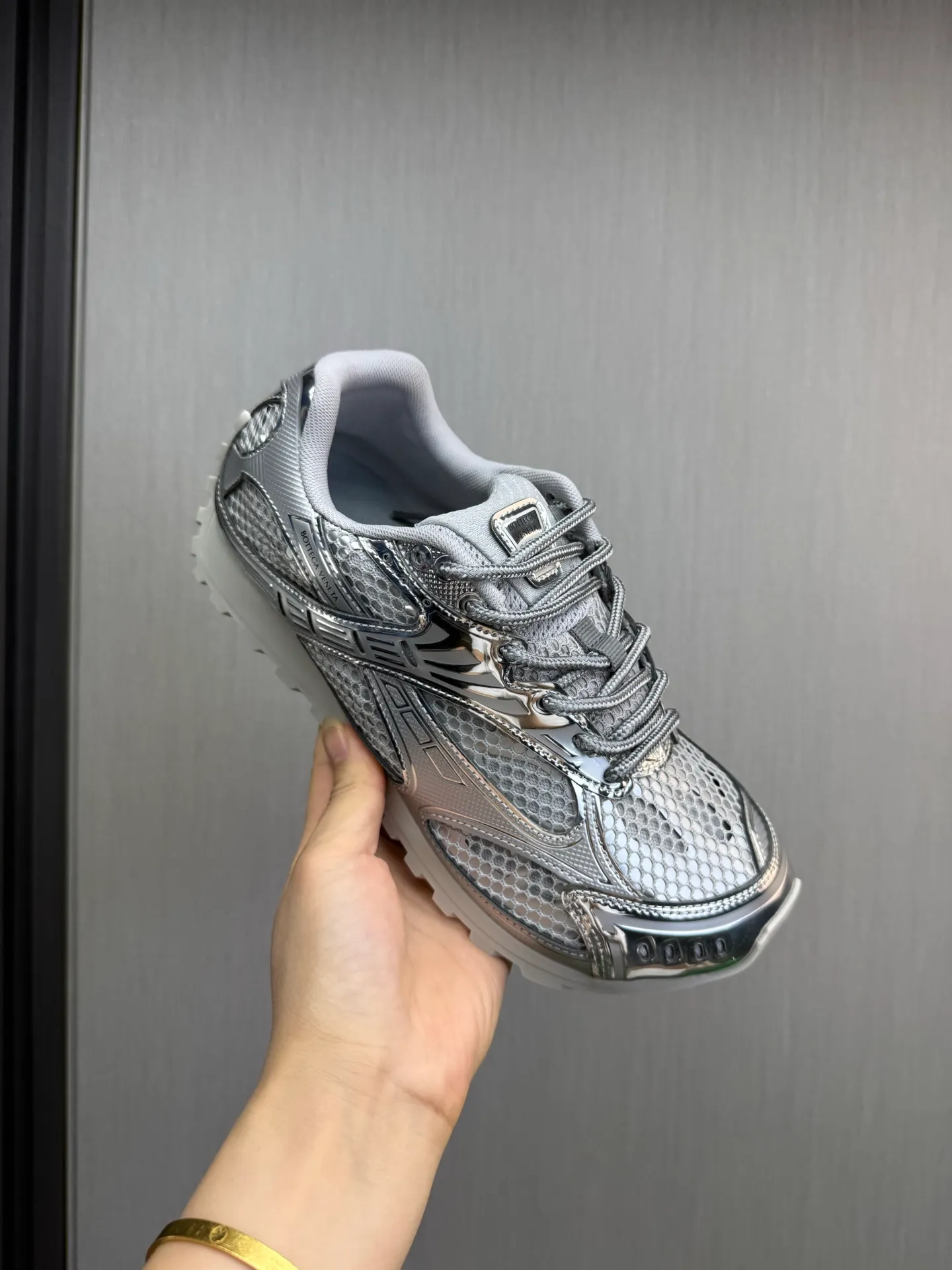 Men's men's shoes 💰620💰 BV top version 𝘽𝙊𝙏𝙏𝙀𝙂𝘼 𝙑𝙀𝙉𝙀𝙏𝘼 Orbit sneakers Wang Yibo same style couple style dad shoes 🩷💚 Runner sneakers, made of lightweight technical mesh fabric. Features a geometric patterned rubber outsole. Pay attention to the package craftsmanship ❕ High version shipping ❗️ Very nice, durable to play with and durable to make ✔️ Standard version 💯💯 The outsole is made of color-blocked TPU outsole. Women’s model 35-41 (40 41 customized) Men’s model 39-46 (45.46 customized) Equipped with original packaging